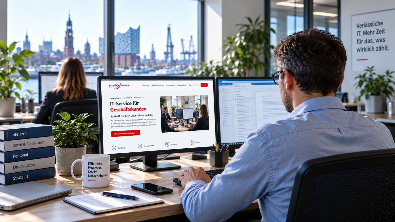 Mann von hinten an einem Büroarbeitsplatz mit zwei Monitoren und der PC-Servicepartner-Webseite auf dem linken Bildschirm