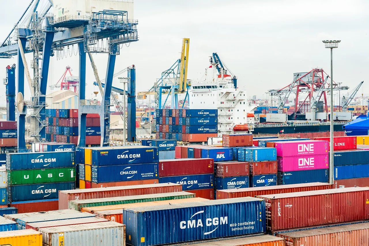 Logitiskbetrieb mit Containerhafen